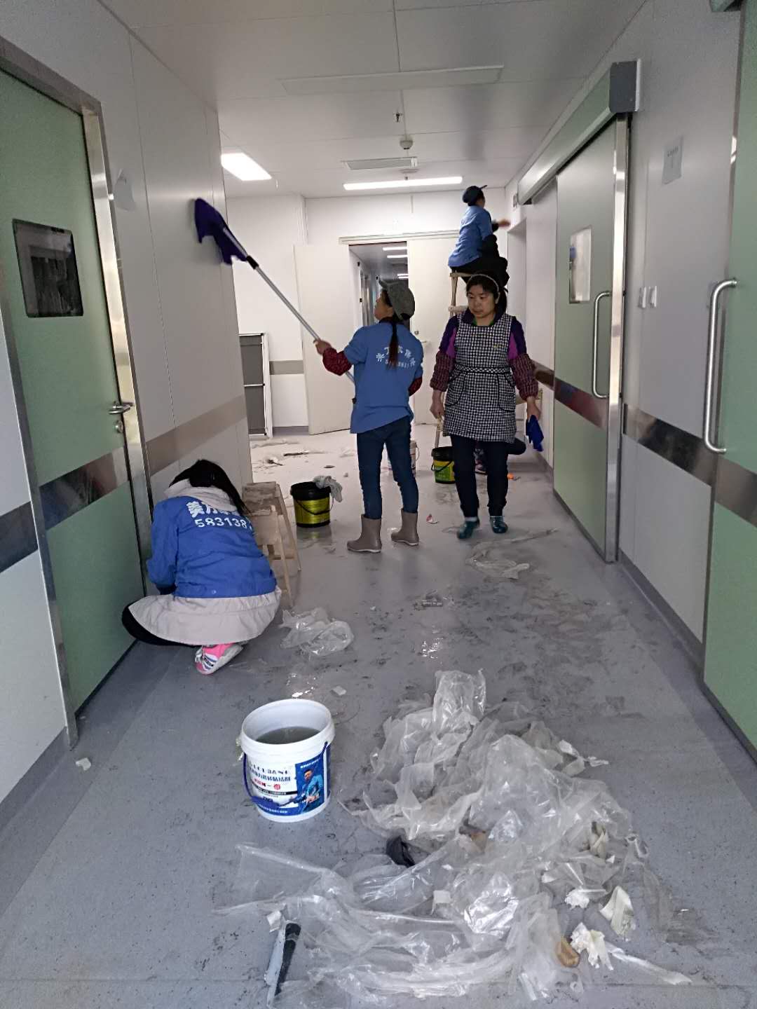 2019年4月5日万州市人民医院新大楼开荒清洁由渝超物业旗下美万家保洁承接并顺利完工