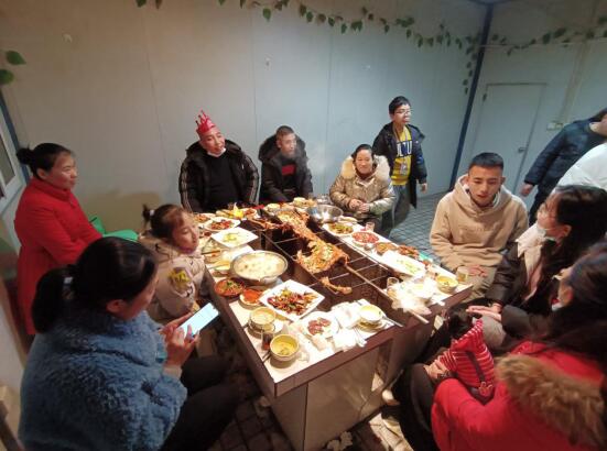2021年1月1日元旦节,重庆渝超物业管理有限公司为感谢员工这一年的辛苦付出,为了增进大家的感情,增强团队凝聚力,举办聚餐活动。