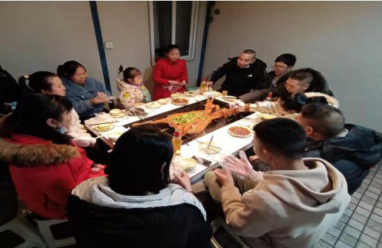 2021年1月1日元旦节,重庆渝超物业管理有限公司为感谢员工这一年的辛苦付出,为了增进大家的感情,增强团队凝聚力,举办聚餐活动。