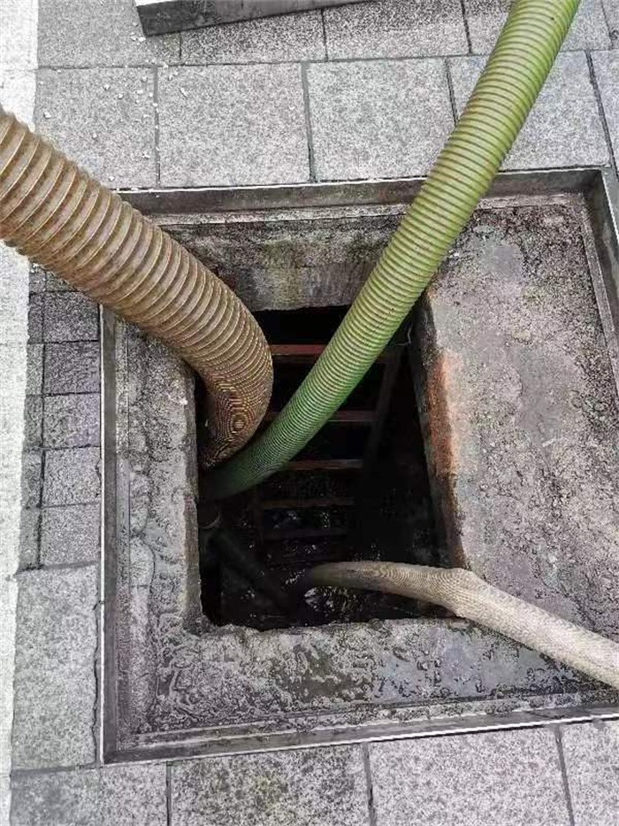 2023年4月18日万州港口集团17码头生化池清掏服务由重庆渝超物业管理有限公司万州分公司承接,并顺利完成任务,且得到甲方一致好评。