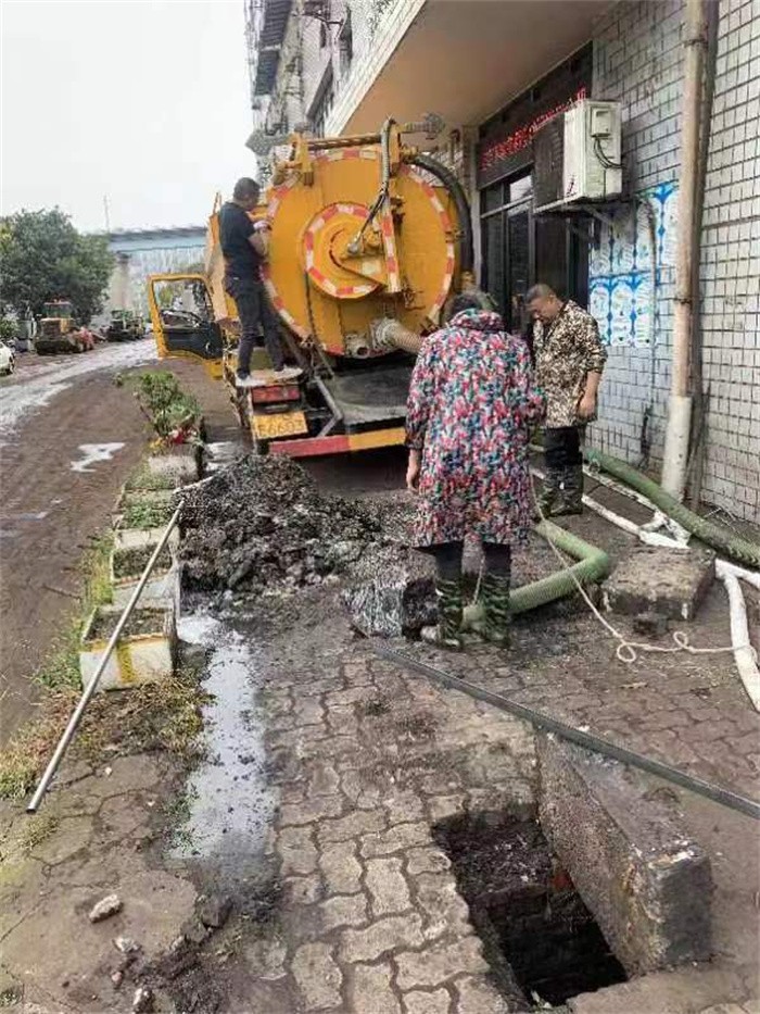 2023年4月20日港口集团红旗河沟生化池清掏服务由重庆渝超物业管理有限公司万州分公司承接，并圆满完成任务，且得到甲方一致好评。