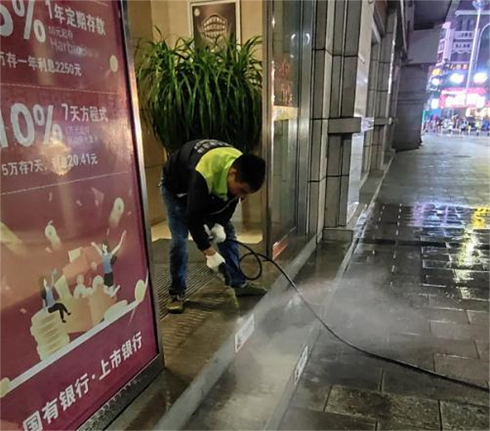 2023年8月14日万州哈尔滨银行清洗门头由重庆渝超物业管理有限公司万州分公司承接,并顺利完成任务,且得到甲方一致好评。